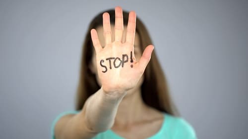 Женщина с надписью STOP на руке