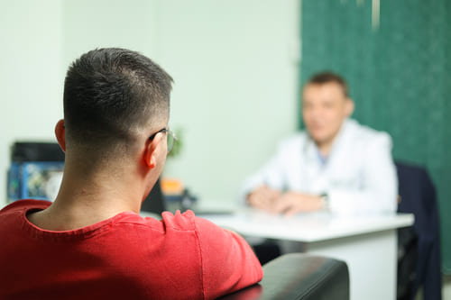 Врач готовится сделать укол пациенту
