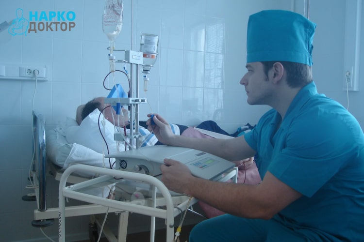 Врач с пациентом в палате