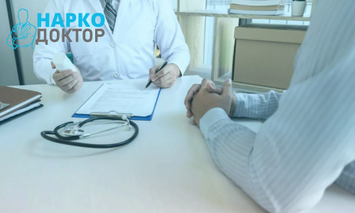 Врач консультирует пациента