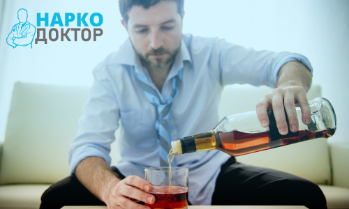 Парень пьет алкоголь
