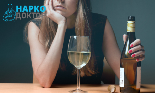 Девушка употребляет вино