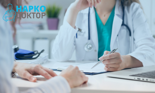 Врач консультирует пациента